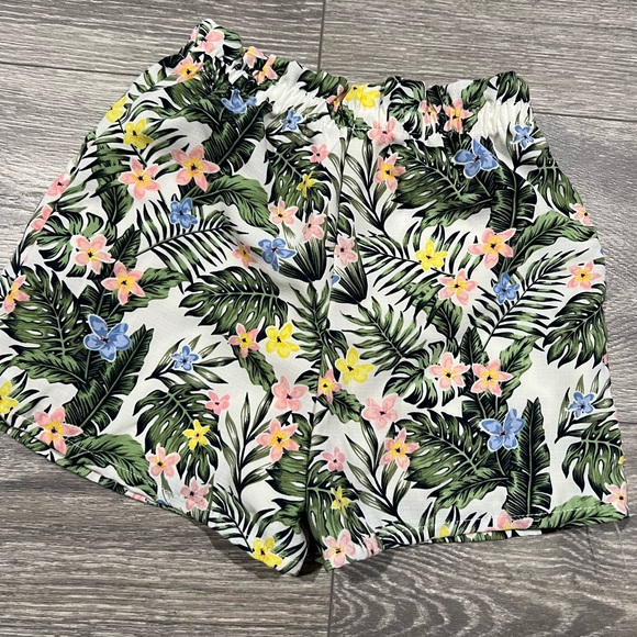 5/$7 💰Girls Tropical Floral Print Shorts - Picture 4 of 9